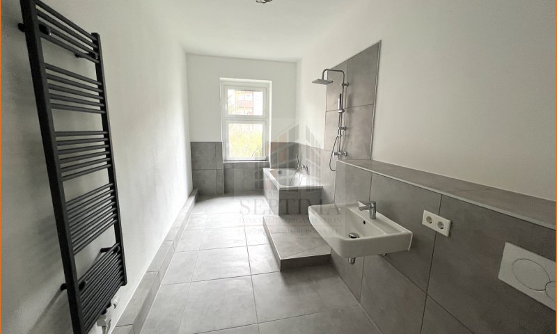 Helle 2 Raumwohnung mit neuem Bad (Wanne und Dusche) und Balkon zu vermieten