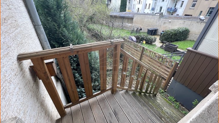 Schöne 2 Raumwohnung mit Balkon, eigenem kleinen Garten und Bad mit Wanne und Dusche