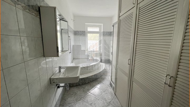Schöne 2 Raumwohnung mit Balkon, eigenem kleinen Garten und Bad mit Wanne und Dusche