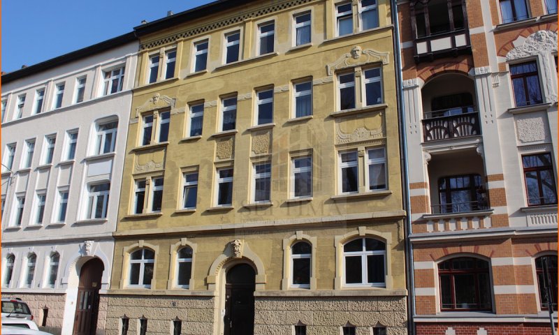 Schöne 2 Raumwohnung mit Balkon, eigenem kleinen Garten und Bad mit Wanne und Dusche