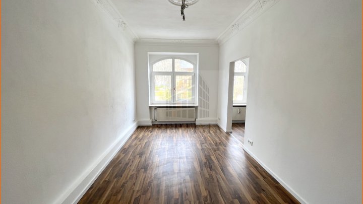 Schöne 2 Raumwohnung mit Balkon, eigenem kleinen Garten und Bad mit Wanne und Dusche