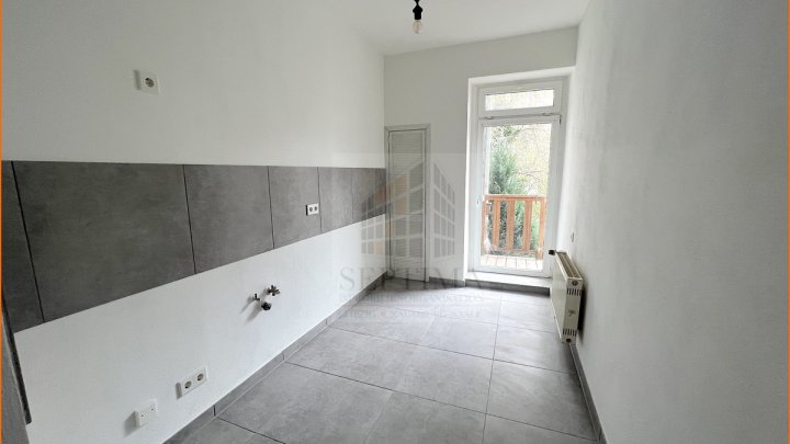 Schöne 2 Raumwohnung mit Balkon, eigenem kleinen Garten und Bad mit Wanne und Dusche