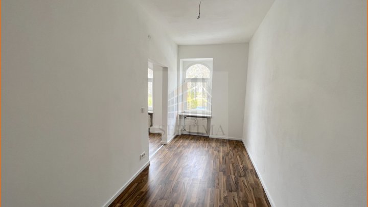 Schöne 2 Raumwohnung mit Balkon, eigenem kleinen Garten und Bad mit Wanne und Dusche