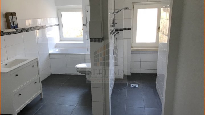 Großzügige und schöne 4 Raumwohnung, Bad m. Wanne + Dusche und Küche mit Einbauküche sucht neuen Mieter!