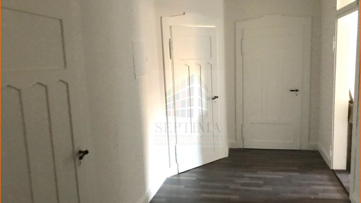 Großzügige und schöne 4 Raumwohnung, Bad m. Wanne + Dusche und Küche mit Einbauküche sucht neuen Mieter!