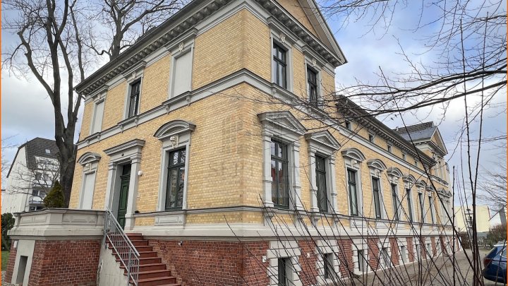 5 Raumwohnung mit 2 Bädern und Balkon in wunderbarem Haus, mit Stellplätzen und Spielplatz im Hof, ab sofort zu vermieten