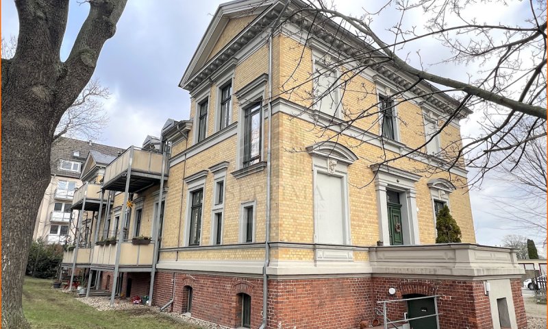 5 Raumwohnung mit 2 Bädern und Balkon in wunderbarem Haus, mit Stellplätzen und Spielplatz im Hof, ab sofort zu vermieten