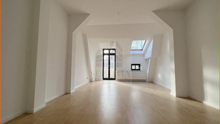 5 Raumwohnung mit 2 Bädern und Balkon in wunderbarem Haus, mit Stellplätzen und Spielplatz im Hof, ab sofort zu vermieten