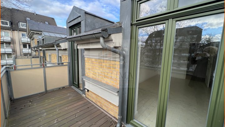 5 Raumwohnung mit 2 Bädern und Balkon in wunderbarem Haus, mit Stellplätzen und Spielplatz im Hof, ab sofort zu vermieten