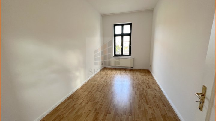 5 Raumwohnung mit 2 Bädern und Balkon in wunderbarem Haus, mit Stellplätzen und Spielplatz im Hof, ab sofort zu vermieten