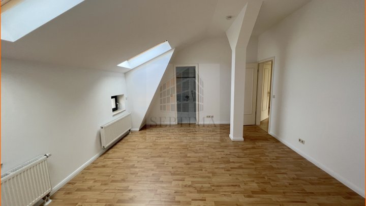 5 Raumwohnung mit 2 Bädern und Balkon in wunderbarem Haus, mit Stellplätzen und Spielplatz im Hof, ab sofort zu vermieten