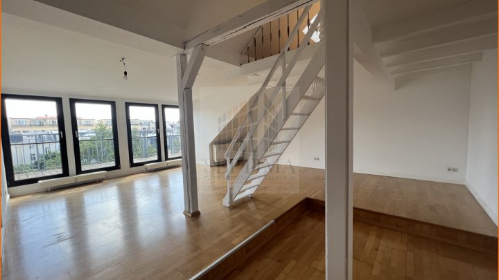 Wunderbarer Blick über die Dächer, großzügige und helle 2 Raumwohnung mit  Balkon in zentraler Lage