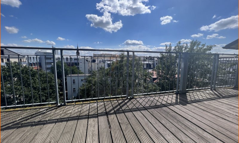 Wunderbarer Blick über die Dächer, großzügige und helle 2 Raumwohnung mit  Balkon in zentraler Lage