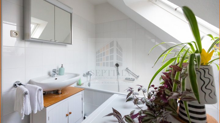 Sofort einziehen! Wunderbare 4 Raum-Maisonettewohnung mit hochwertiger Einbauküche und Balkon zu verkaufen
