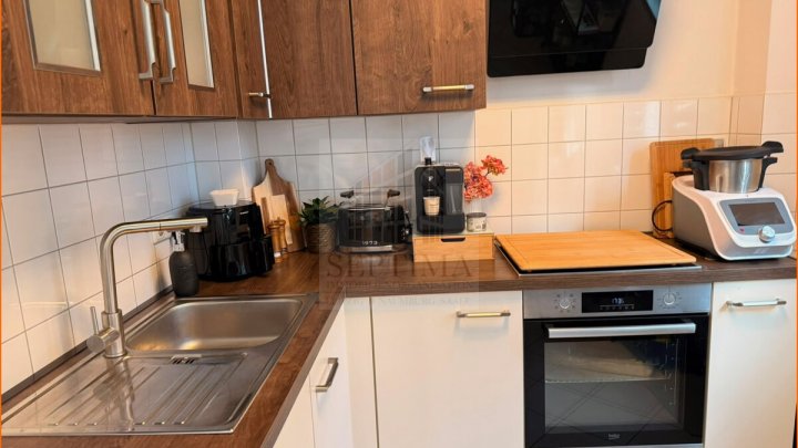 Großzügige 2 Raumwohnung mit großer Loggia und Einbauküche wartet auf einen neuen Mieter!