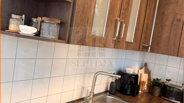 Großzügige 2 Raumwohnung mit großer Loggia und Einbauküche wartet auf einen neuen Mieter!