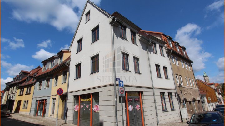 Großzügige 2 Raumwohnung mit großer Loggia und Einbauküche wartet auf einen neuen Mieter!