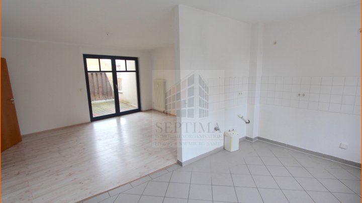 Großzügige 2 Raumwohnung mit großer Loggia und Einbauküche wartet auf einen neuen Mieter!