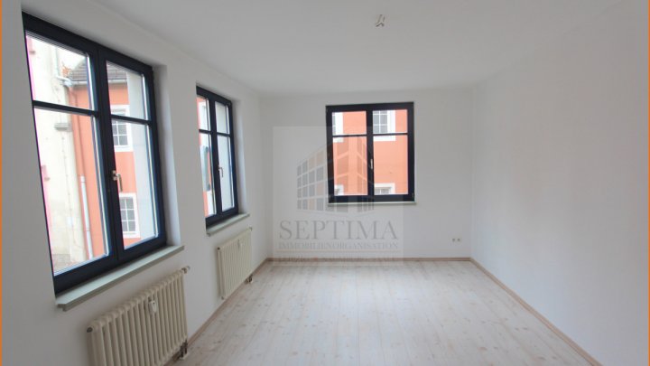 Großzügige 2 Raumwohnung mit großer Loggia und Einbauküche wartet auf einen neuen Mieter!
