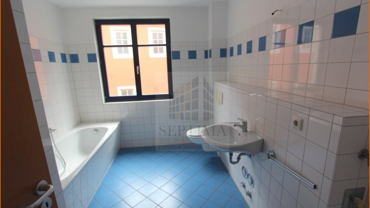 Großzügige 2 Raumwohnung mit großer Loggia und Einbauküche wartet auf einen neuen Mieter!