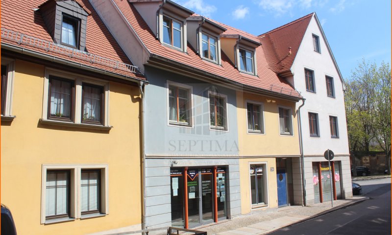 Großzügige 2 Raumwohnung mit großer Loggia und Einbauküche wartet auf einen neuen Mieter!