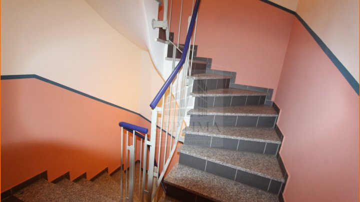 Großzügige 2 Raumwohnung mit großer Loggia und Einbauküche wartet auf einen neuen Mieter!