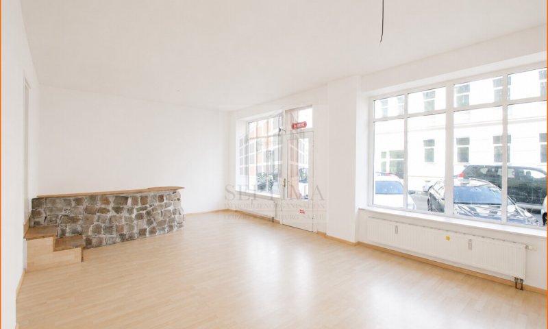 Vermietetes Gewerbe mit großen Schaufenstern in beliebter Lage zu verkaufen